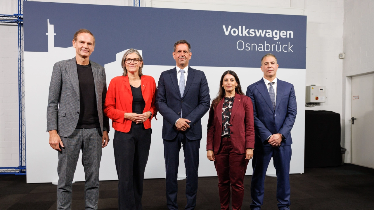 Oliver Blume (Vorstandsvorsitzender Volkswagen AG), Christine Benner (Erste Vorsitzende der IG Metall), Olaf Lies (Ministerpräsident Niedersachsen), Daniela Cavallo (Vorsitzende des Gesamt- und Konzernbetriebsrats der Volkswagen AG) und Jacob Tomer (Co-Founder and Partner of Aurelius Capital) stehen zusammen im Werk der Volkswagen Osnabrück GmbH am 07.09.2026 in Osnabrück. Foto: Friso Gentsch/Volkswagen