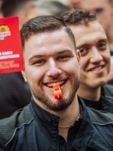 Dritte Verhandlung im KFZ-Gewerbe gestartet: 800 Beschäftigte zeigen Arbeitgeber rote Karte!