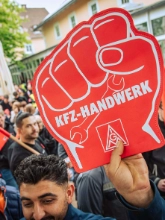 Dritte Verhandlung im KFZ-Gewerbe gestartet: 800 Beschäftigte zeigen Arbeitgeber rote Karte!