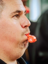 Dritte Verhandlung im KFZ-Gewerbe gestartet: 800 Beschäftigte zeigen Arbeitgeber rote Karte!