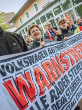 Dritte Verhandlung im KFZ-Gewerbe gestartet: 800 Beschäftigte zeigen Arbeitgeber rote Karte!