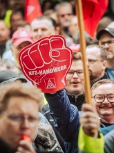 Dritte Verhandlung im KFZ-Gewerbe gestartet: 800 Beschäftigte zeigen Arbeitgeber rote Karte!