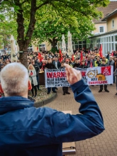 Dritte Verhandlung im KFZ-Gewerbe gestartet: 800 Beschäftigte zeigen Arbeitgeber rote Karte!