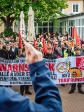 Dritte Verhandlung im KFZ-Gewerbe gestartet: 800 Beschäftigte zeigen Arbeitgeber rote Karte!