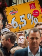 Dritte Verhandlung im KFZ-Gewerbe gestartet: 800 Beschäftigte zeigen Arbeitgeber rote Karte!