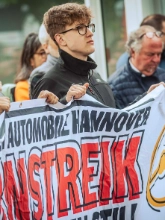 Dritte Verhandlung im KFZ-Gewerbe gestartet: 800 Beschäftigte zeigen Arbeitgeber rote Karte!