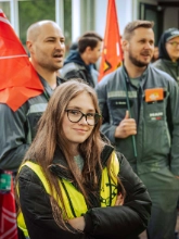 Dritte Verhandlung im KFZ-Gewerbe gestartet: 800 Beschäftigte zeigen Arbeitgeber rote Karte!