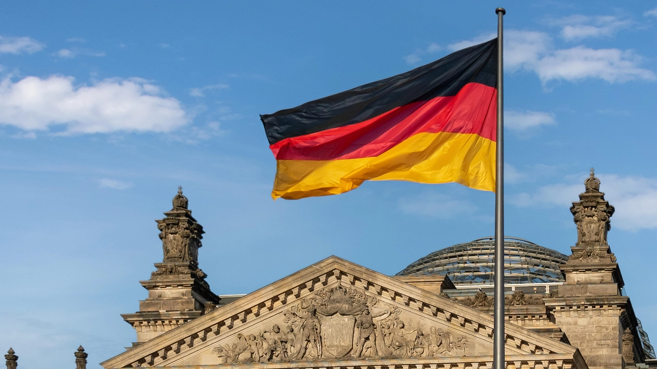 german-flag-in-front-of-the-german-parliament-bun-2025-03-27-00-09-24-utc