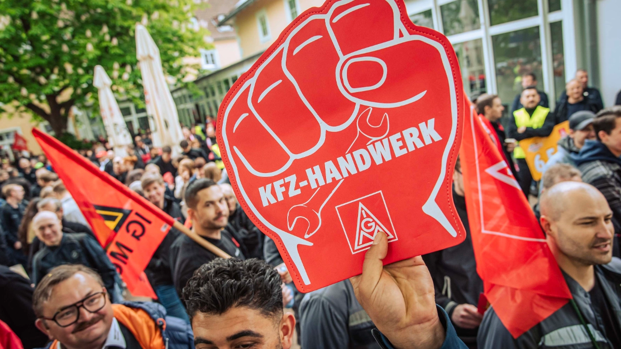 Dritte Verhandlung im KFZ-Gewerbe gestartet: 800 Beschäftigte zeigen Arbeitgeber rote Karte!