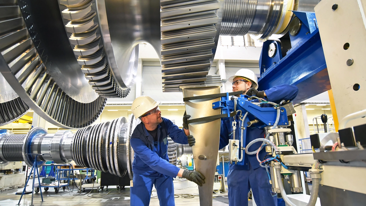 Arbeiter montieren eine Gasturbine