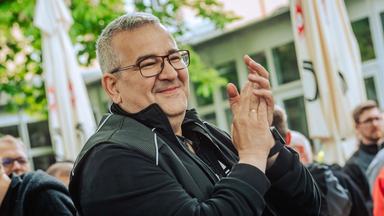 Dritte Verhandlung im KFZ-Gewerbe gestartet: 800 Beschäftigte zeigen Arbeitgeber rote Karte!