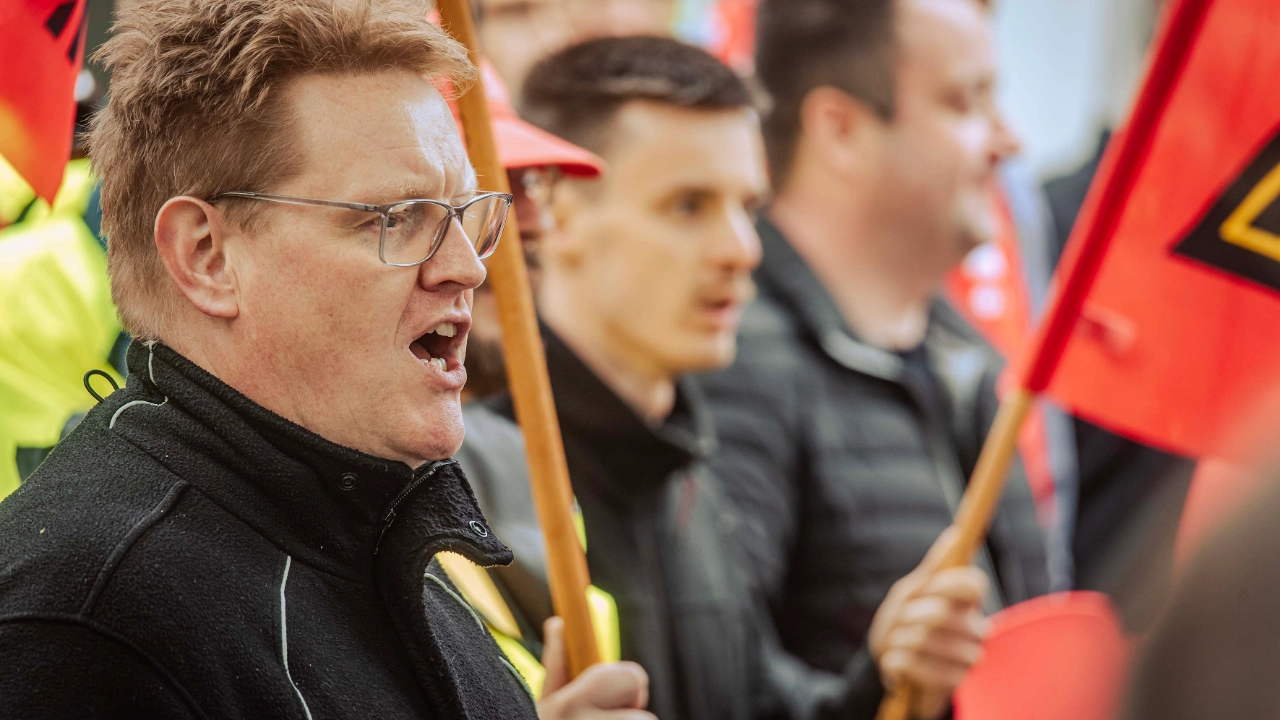 Dritte Verhandlung im KFZ-Gewerbe gestartet: 800 Beschäftigte zeigen Arbeitgeber rote Karte!