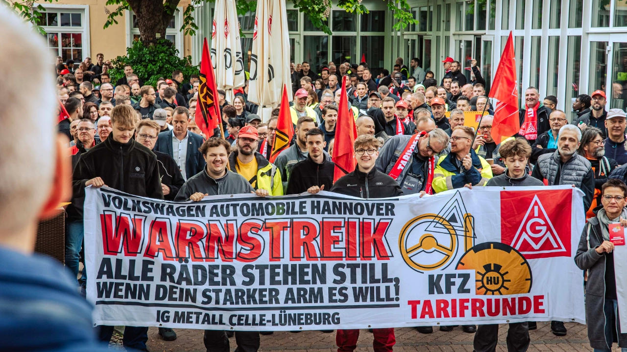 Dritte Verhandlung im KFZ-Gewerbe gestartet: 800 Beschäftigte zeigen Arbeitgeber rote Karte!