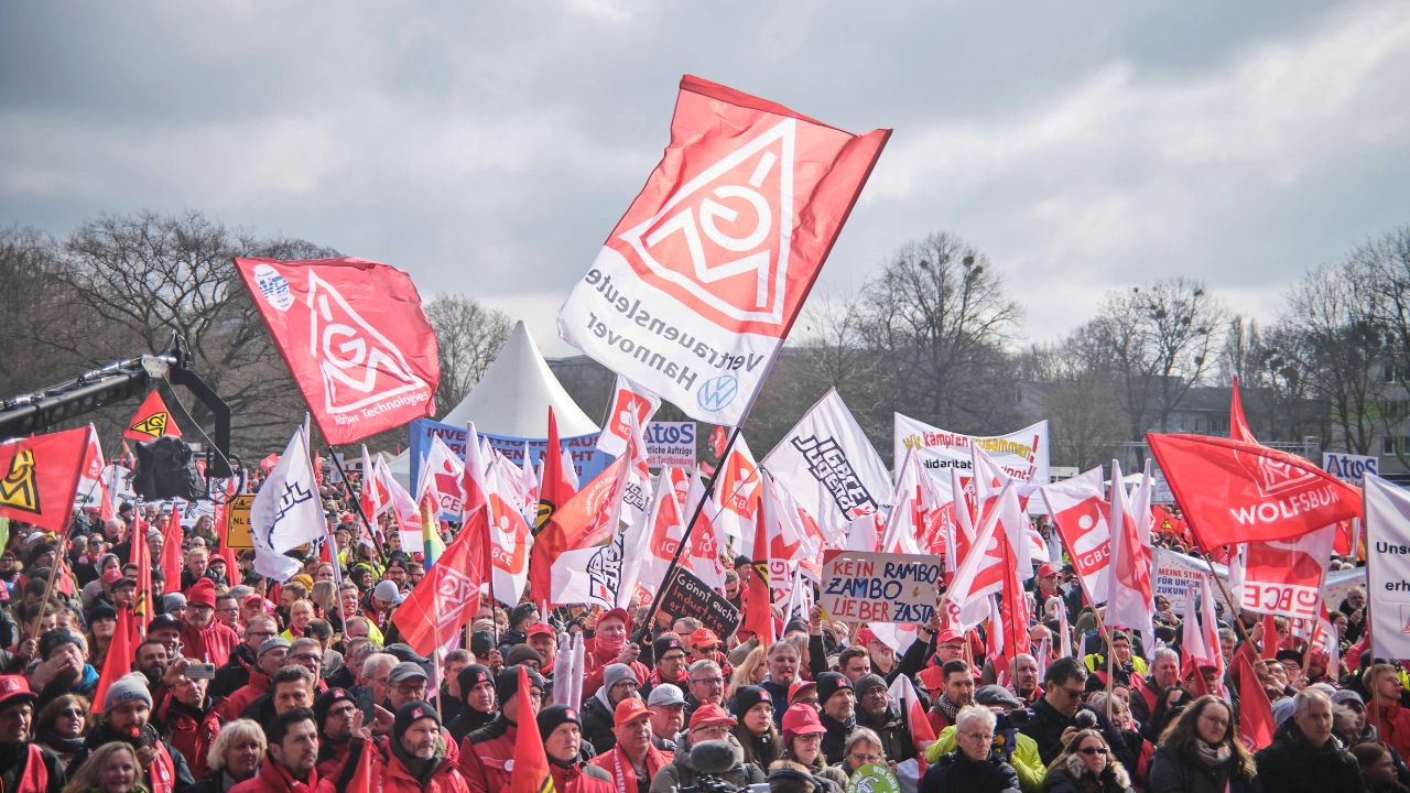 Rund 9.000 Gewerkschafterinnen und Gewerkschafter zeigen in Hannover Flagge für Industriearbeitsplätze und gegen Kahlschlag – Deutschland muss Industrieland bleiben!