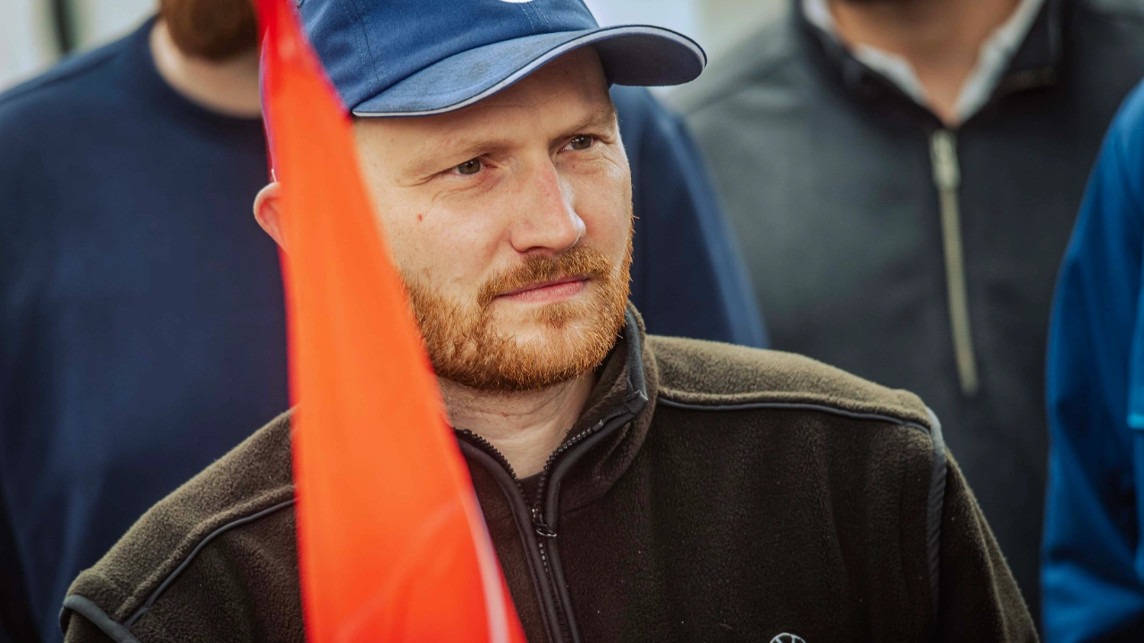 Dritte Verhandlung im KFZ-Gewerbe gestartet: 800 Beschäftigte zeigen Arbeitgeber rote Karte!