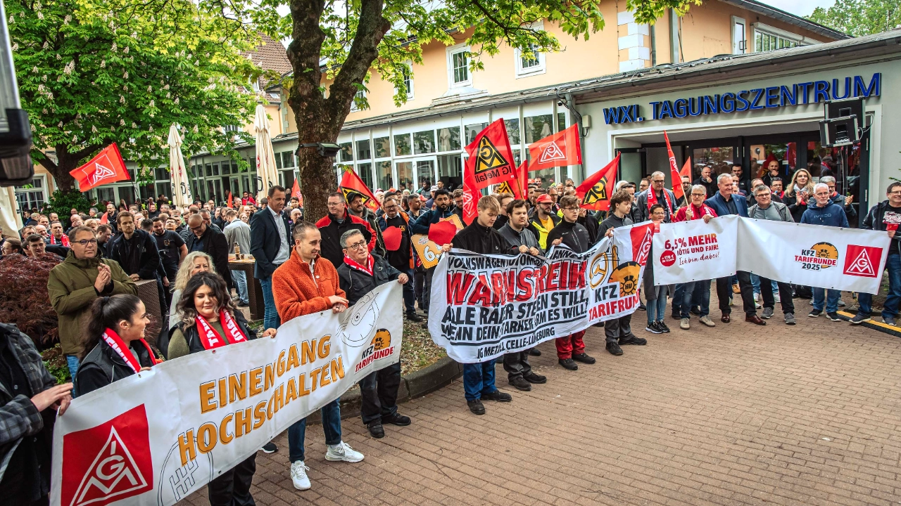 Dritte Verhandlung im KFZ-Gewerbe gestartet: 800 Beschäftigte zeigen Arbeitgeber rote Karte!