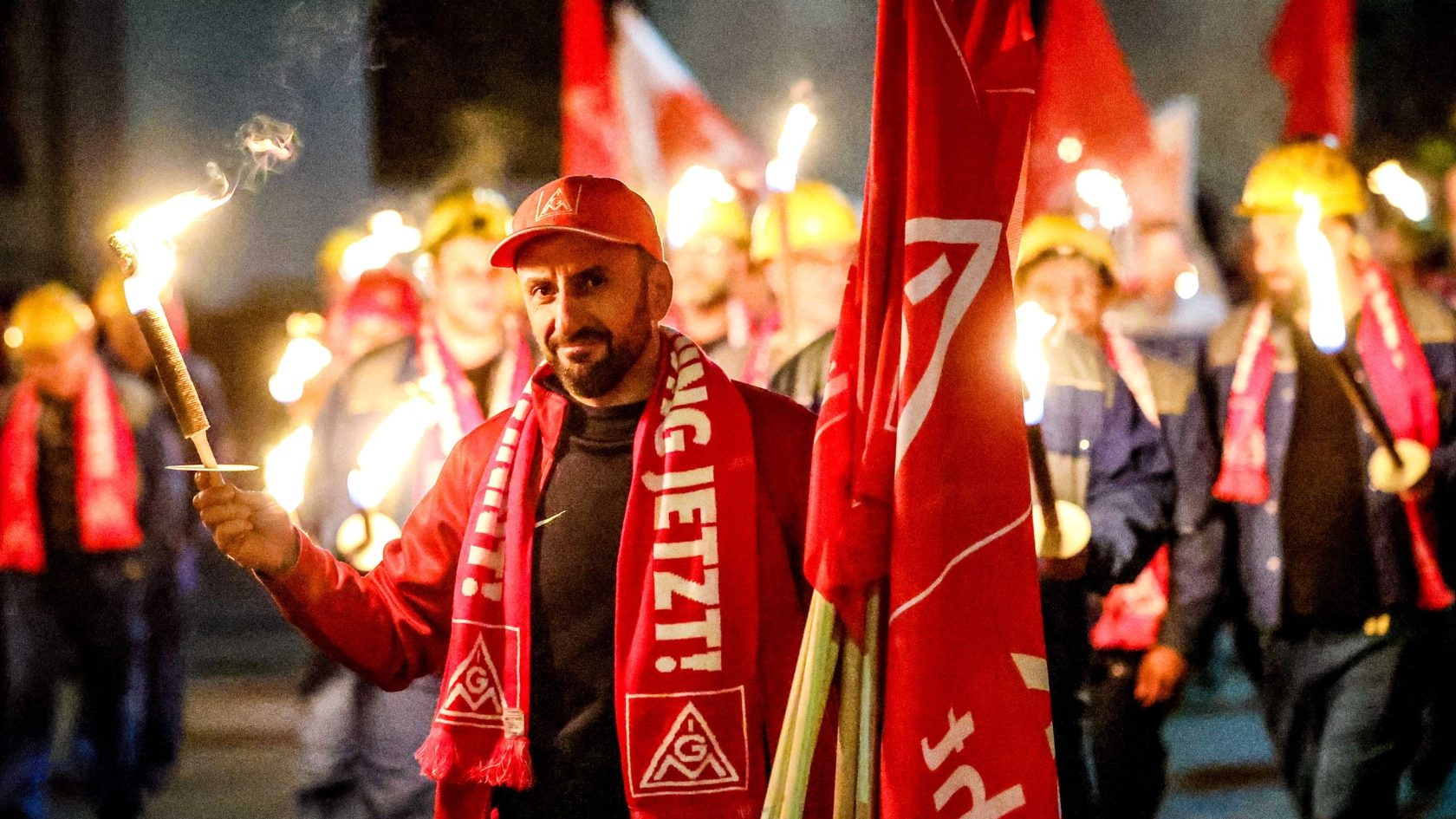 Um Mitternacht gehen Beschäftigte von Bentele in Paderborn mit Fackeln auf die Straße. Es ist der Auftakt zu den Warnstreiks in der Metall-Tarifrunde 2024.