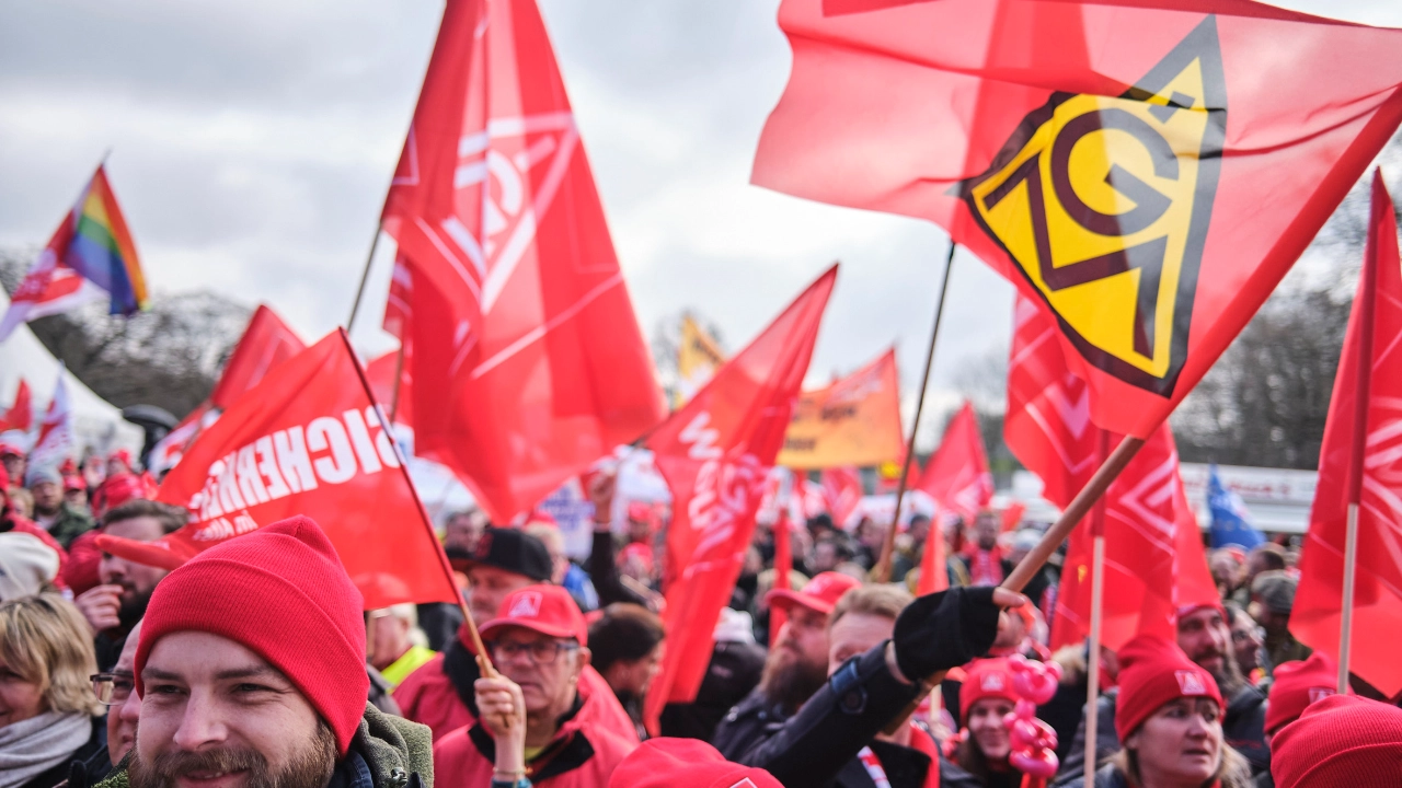Rund 9.000 Gewerkschafterinnen und Gewerkschafter zeigen in Hannover Flagge für Industriearbeitsplätze und gegen Kahlschlag – Deutschland muss Industrieland bleiben!