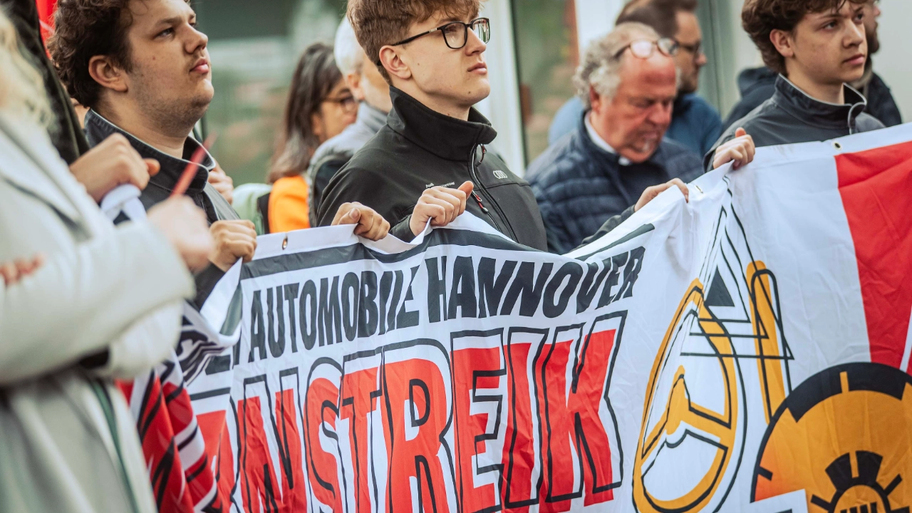 Dritte Verhandlung im KFZ-Gewerbe gestartet: 800 Beschäftigte zeigen Arbeitgeber rote Karte!