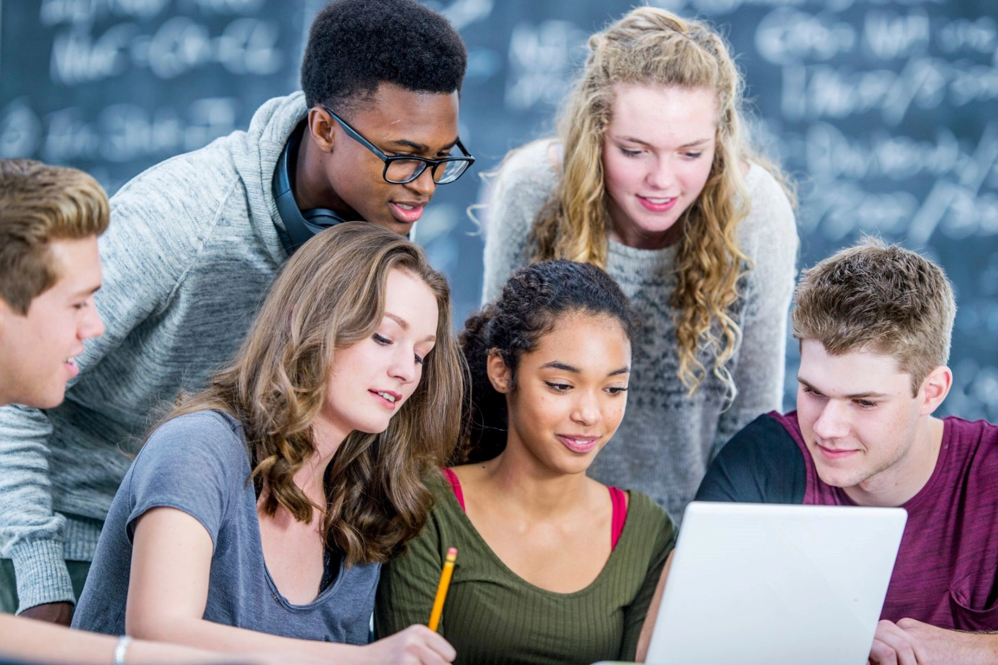 Junge Menschen vor Laptop
