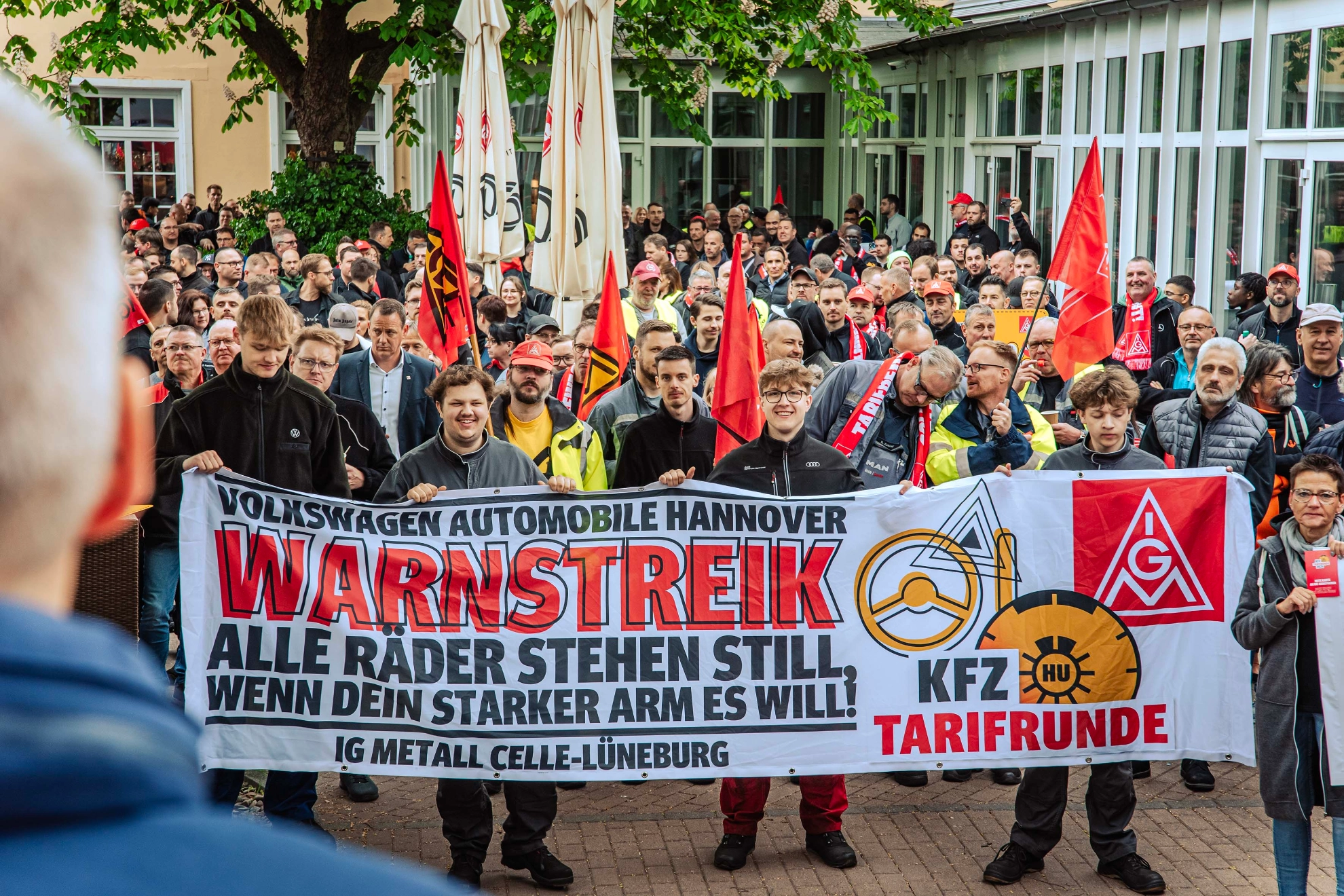 Dritte Verhandlung im KFZ-Gewerbe gestartet: 800 Beschäftigte zeigen Arbeitgeber rote Karte!