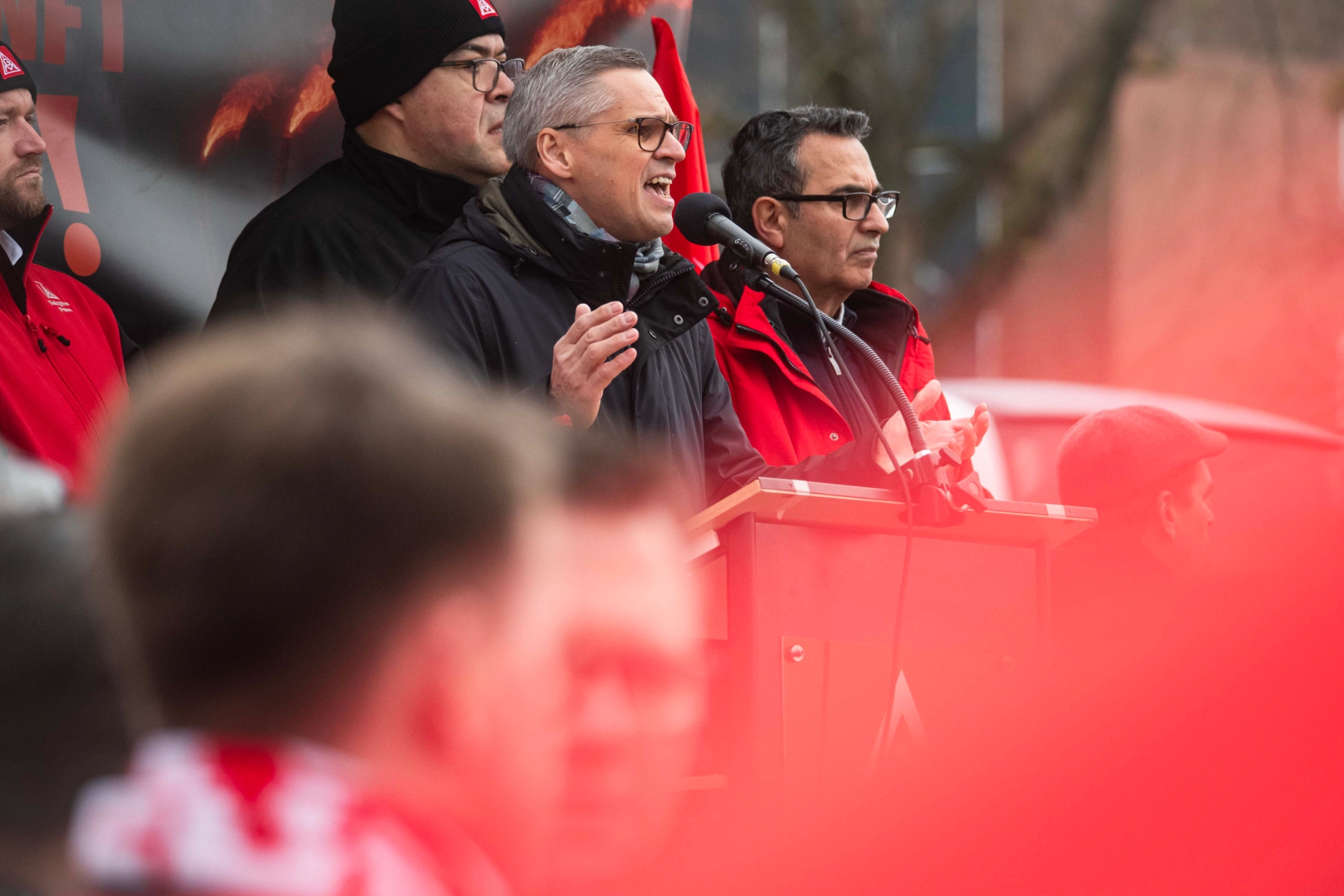 Am Mikro: Thorsten Gröger, IG Metall-Bezirksleiter