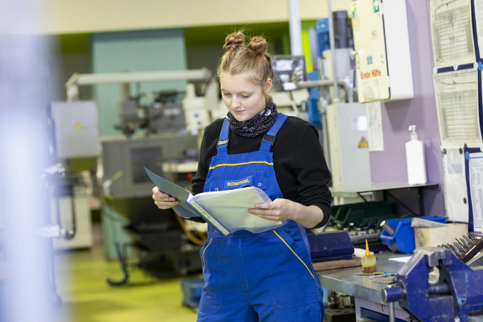 Auszubildende Anna-Lena Neumaier schaut ins Berichtsheft