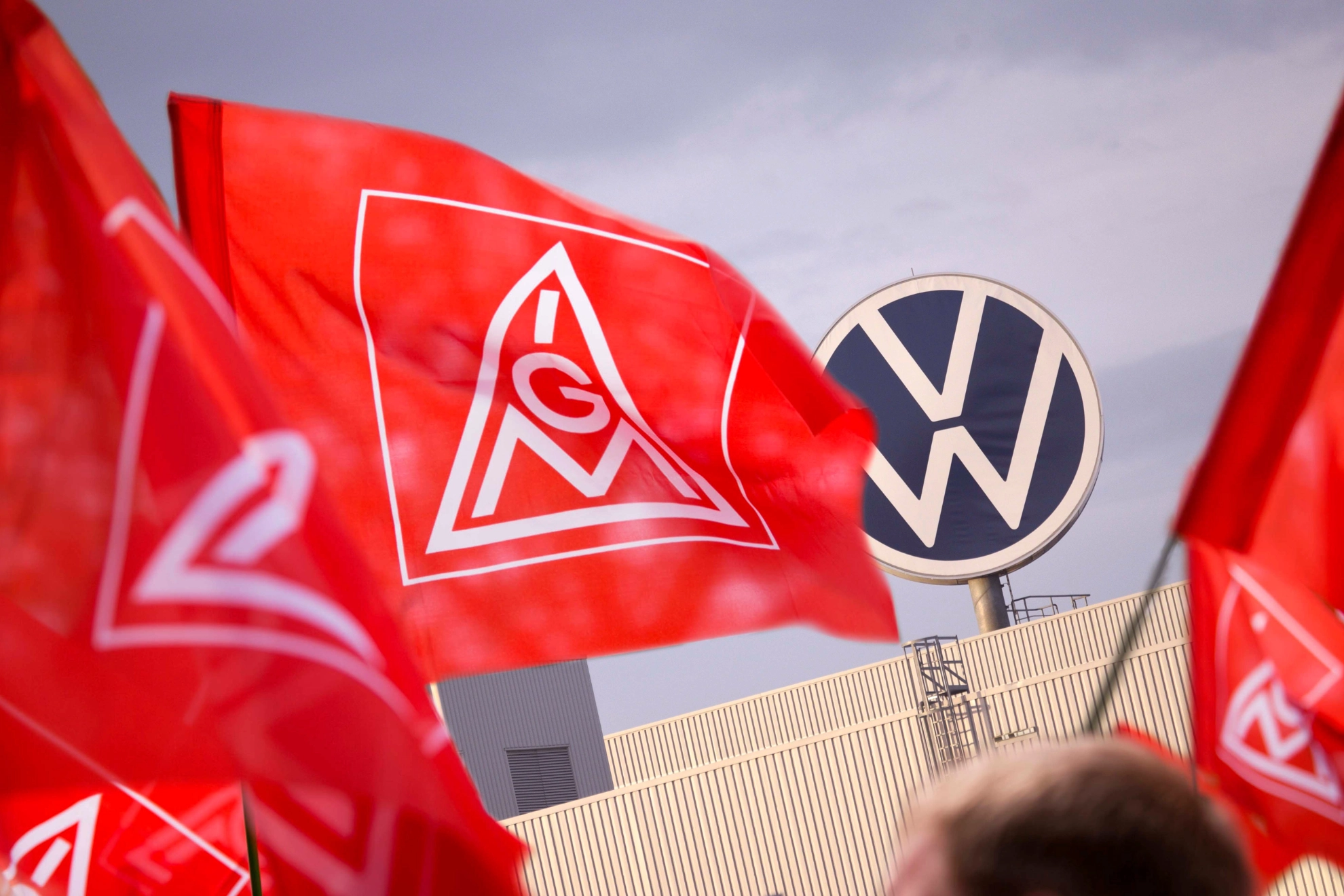 IG Metall Flaggen vor Volkswagenwerk