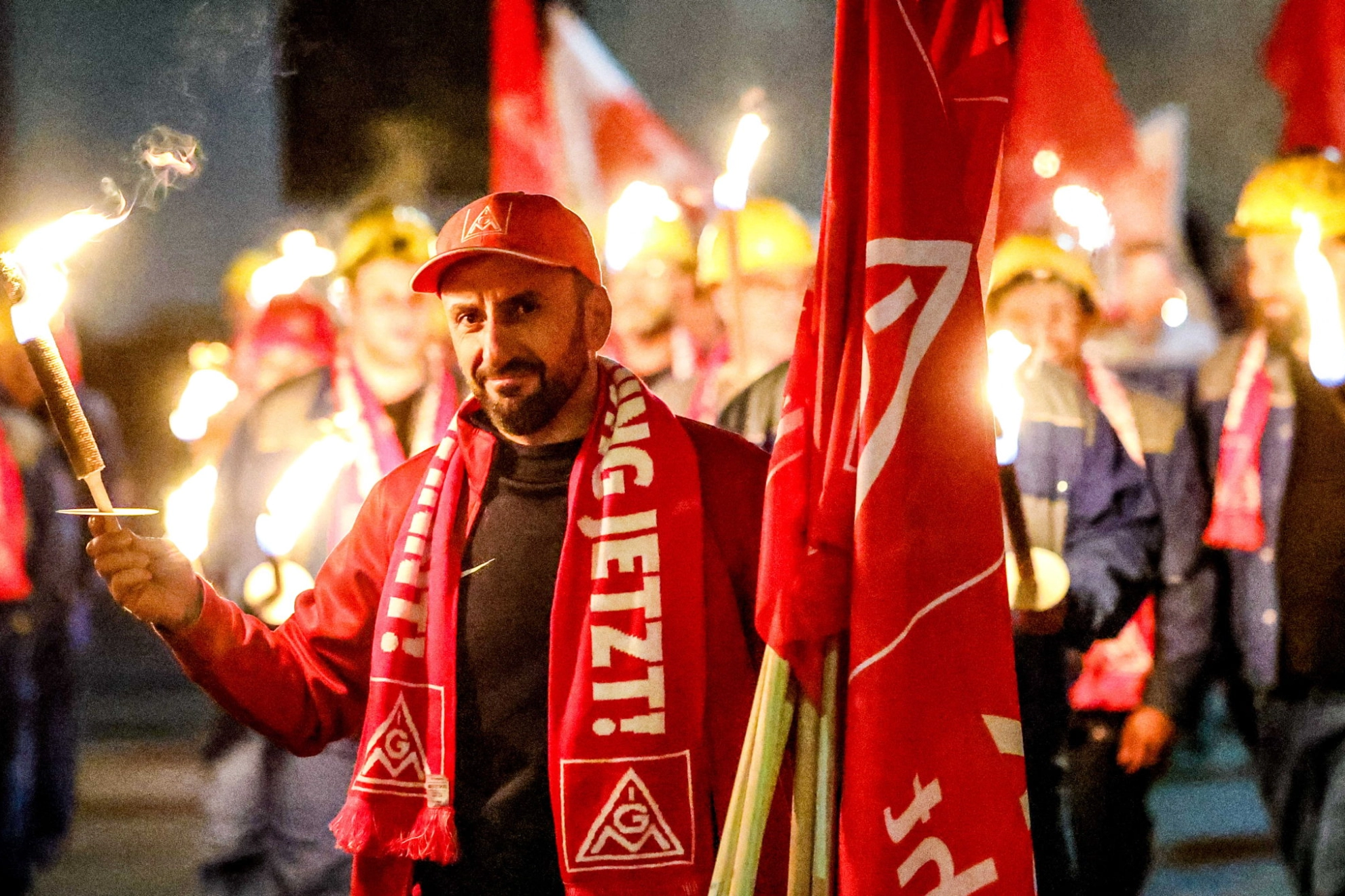 Um Mitternacht gehen Beschäftigte von Bentele in Paderborn mit Fackeln auf die Straße. Es ist der Auftakt zu den Warnstreiks in der Metall-Tarifrunde 2024.