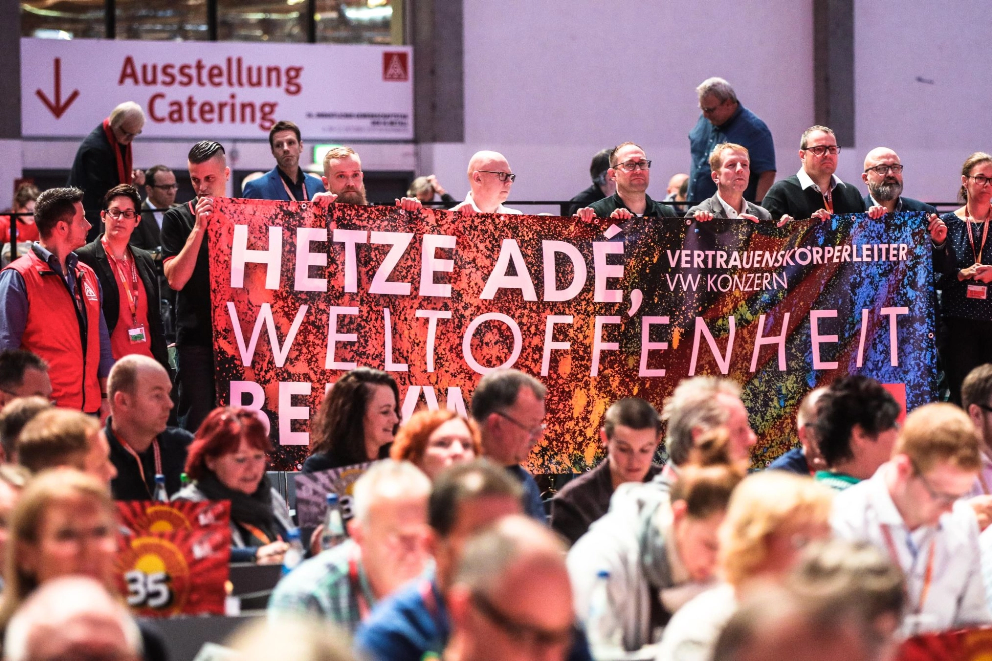 Vertrauensleute von VW halten ein Banner gegen Hetze im Betrieb auf dem Gewerkschaftstag 2019 der IG Metall