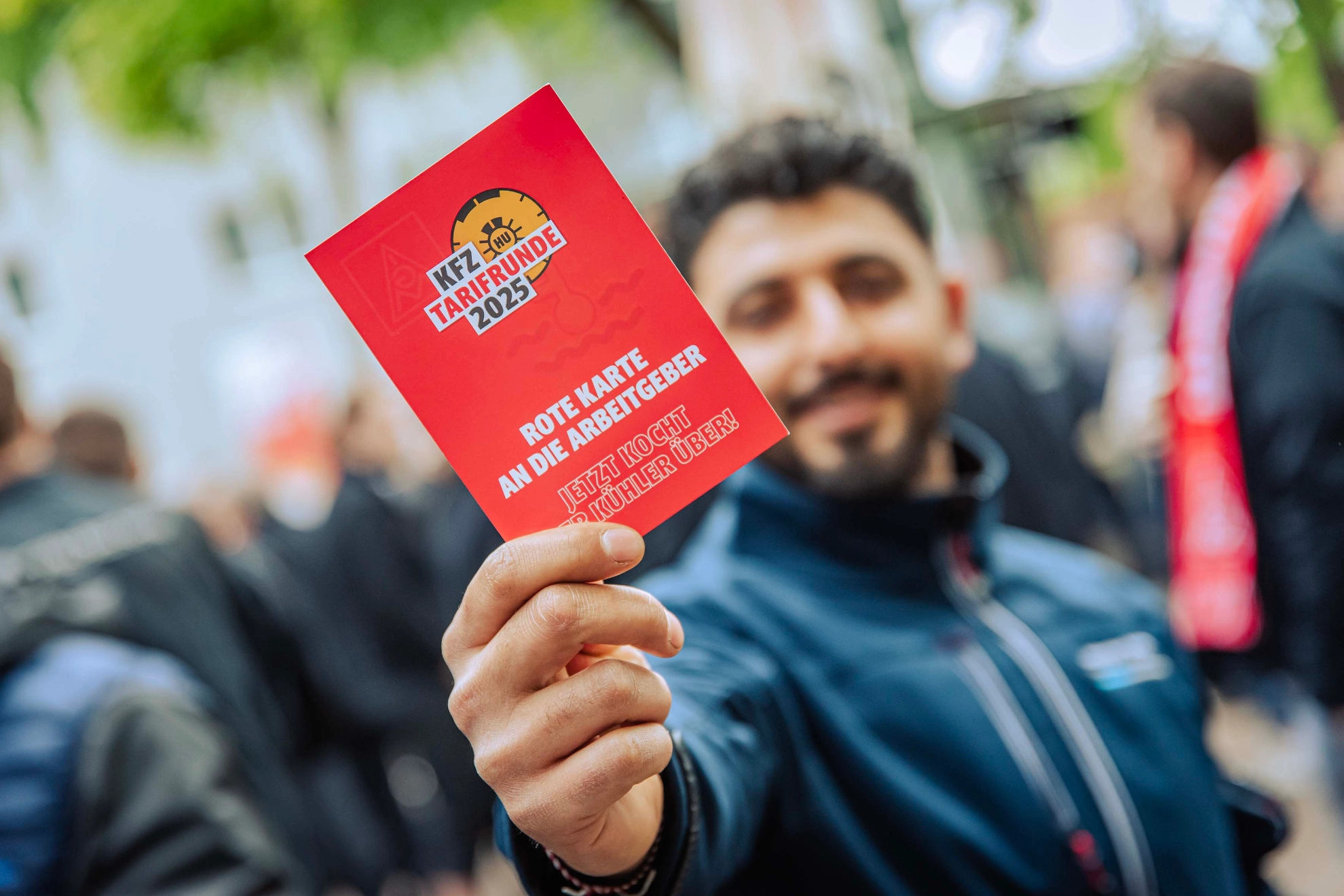 Dritte Verhandlung im KFZ-Gewerbe gestartet: 800 Beschäftigte zeigen Arbeitgeber rote Karte!