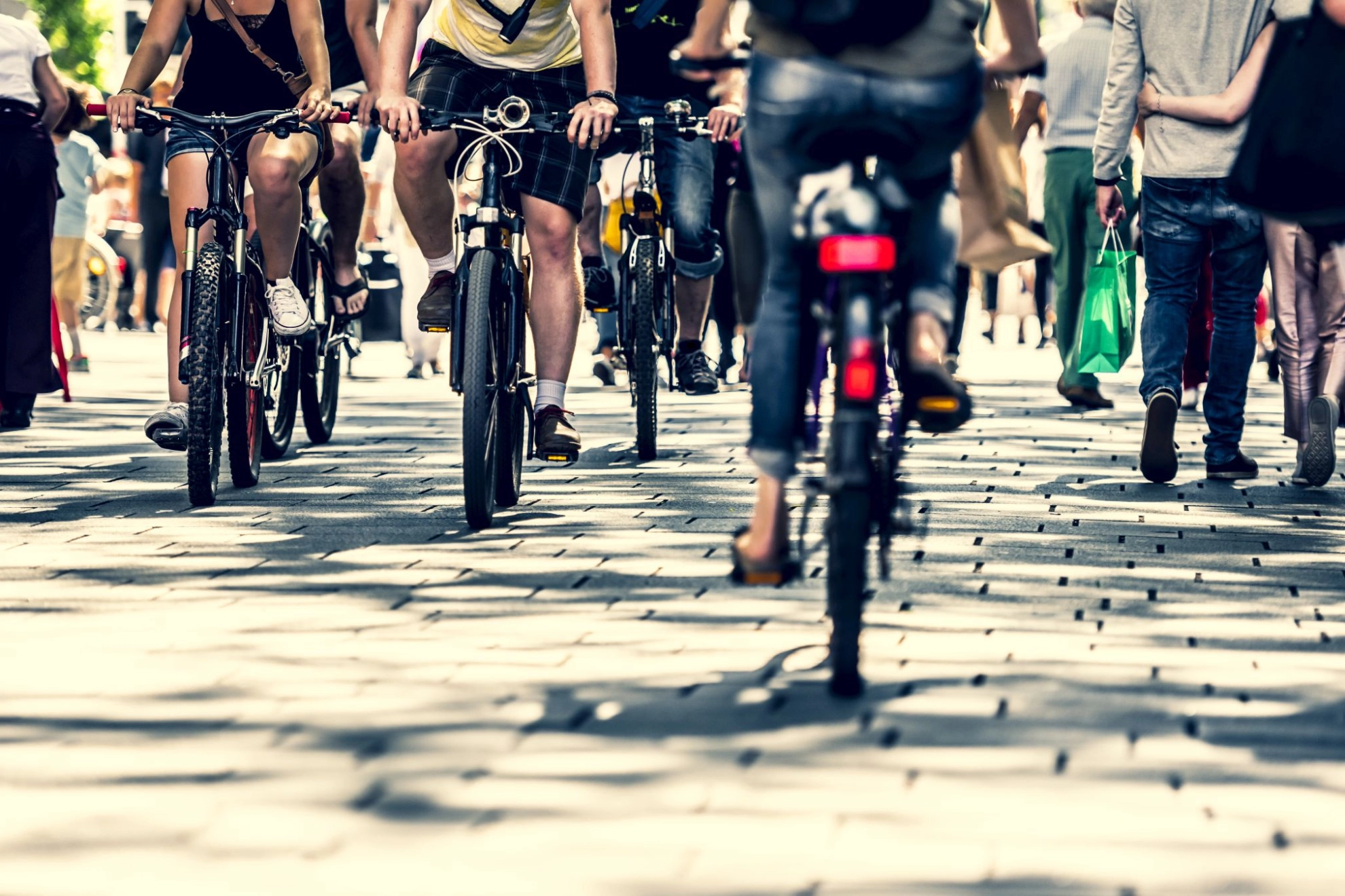 Viele Menschen fahren mit Fahrrad in der Innenstadt