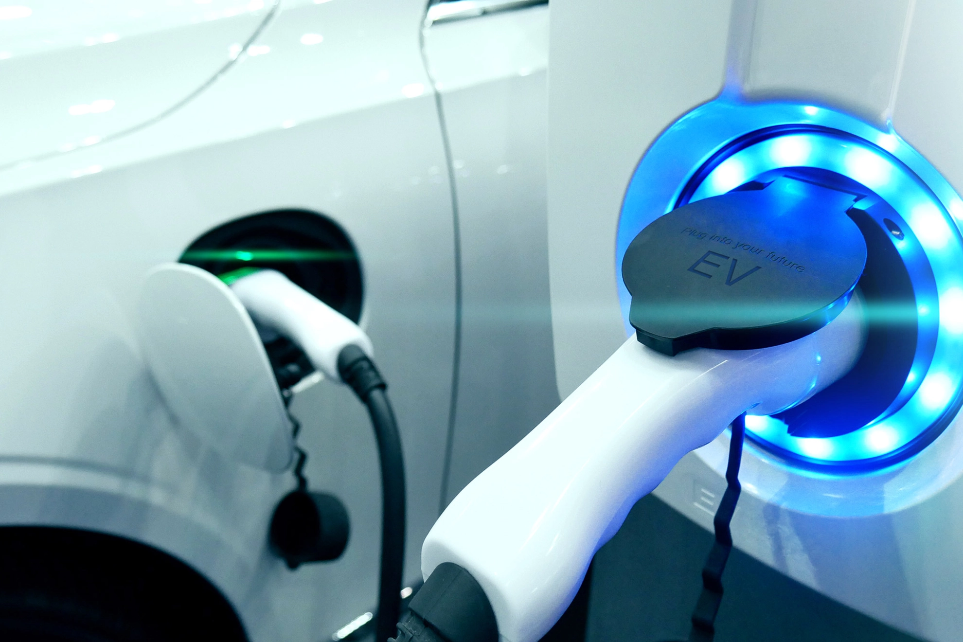 Ein Elektroauto parkt an einer Ladestation