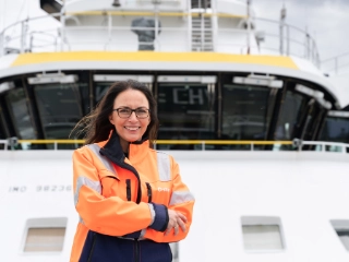DGB-Vorsitzende Yasmin Fahimi auf einem Serviceschiff von Ørsted