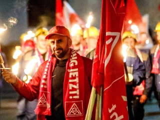 Um Mitternacht gehen Beschäftigte von Bentele in Paderborn mit Fackeln auf die Straße. Es ist der Auftakt zu den Warnstreiks in der Metall-Tarifrunde 2024.