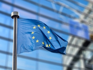 Europäische Union Flaggen vor dem Europäischen Parlament