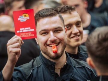Dritte Verhandlung im KFZ-Gewerbe gestartet: 800 Beschäftigte zeigen Arbeitgeber rote Karte!