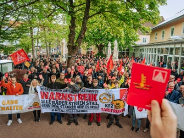 Dritte Verhandlung im KFZ-Gewerbe gestartet: 800 Beschäftigte zeigen Arbeitgeber rote Karte!