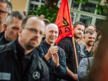 Dritte Verhandlung im KFZ-Gewerbe gestartet: 800 Beschäftigte zeigen Arbeitgeber rote Karte!