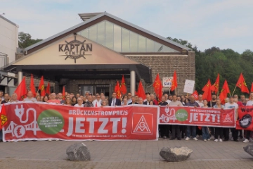 Rund 200 Metallerinnen und Metaller setzen Zeichen für Brückenstrompreis in Salzgitter