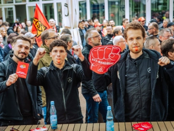Dritte Verhandlung im KFZ-Gewerbe gestartet: 800 Beschäftigte zeigen Arbeitgeber rote Karte!