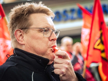 Dritte Verhandlung im KFZ-Gewerbe gestartet: 800 Beschäftigte zeigen Arbeitgeber rote Karte!
