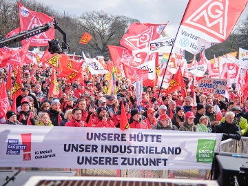 Rund 9.000 Gewerkschafterinnen und Gewerkschafter zeigen Flagge