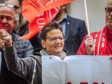 Dritte Verhandlung im KFZ-Gewerbe gestartet: 800 Beschäftigte zeigen Arbeitgeber rote Karte!