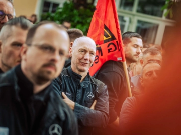 Dritte Verhandlung im KFZ-Gewerbe gestartet: 800 Beschäftigte zeigen Arbeitgeber rote Karte!