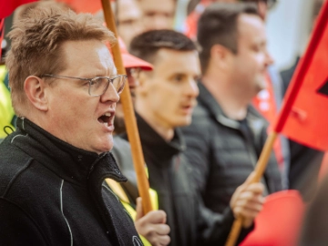 Dritte Verhandlung im KFZ-Gewerbe gestartet: 800 Beschäftigte zeigen Arbeitgeber rote Karte!
