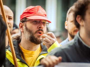 Dritte Verhandlung im KFZ-Gewerbe gestartet: 800 Beschäftigte zeigen Arbeitgeber rote Karte!
