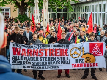 Dritte Verhandlung im KFZ-Gewerbe gestartet: 800 Beschäftigte zeigen Arbeitgeber rote Karte!