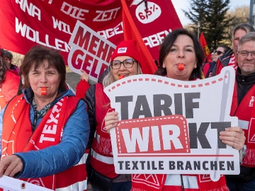 Beschäftigte der Textil- und Bekleidungsindustrie ziehen in Warnstreiks