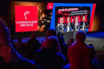 Gewerkschaft, Arbeitgeberverband, Politik und Wissenschaft debattieren